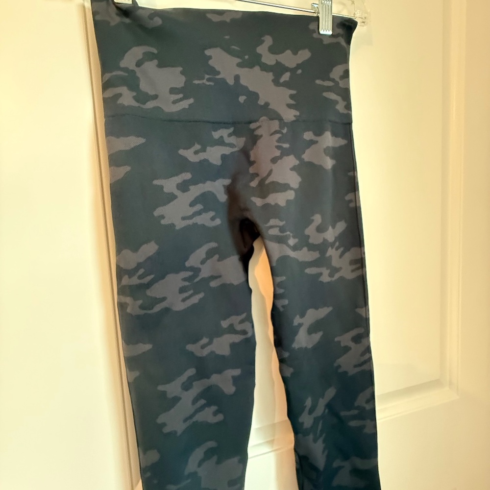 SPANX Look At Me Now Seamless High-Rise Leggings Black Camo Size Medium
